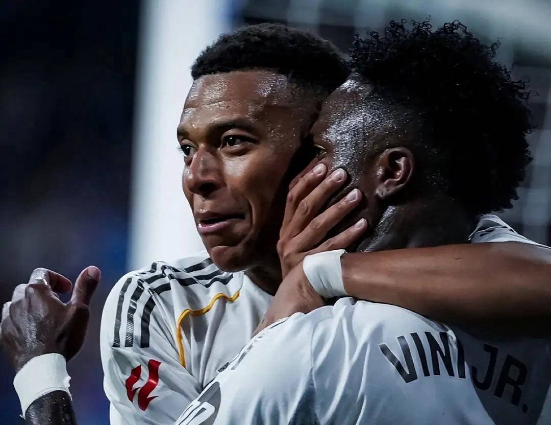 金球奖评选争议:维尼修斯不满双标,登贝莱获奖引发热议