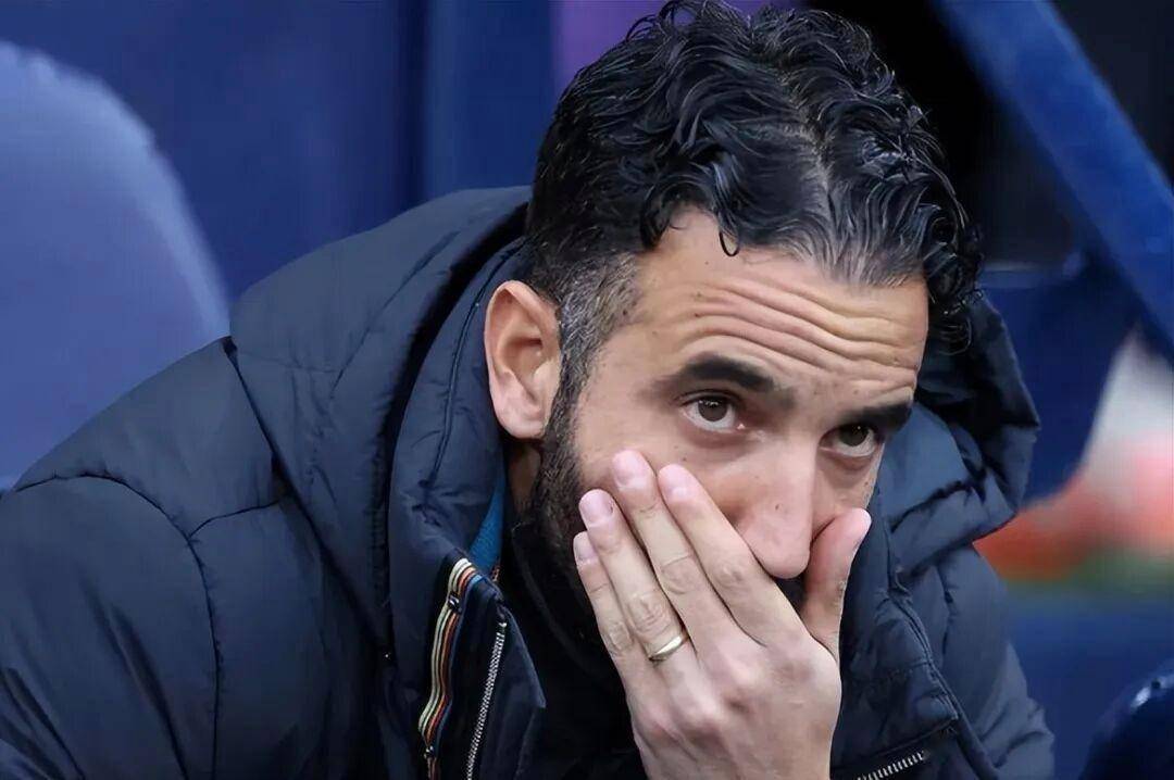 30万周薪突生变数!曼联“砍薪留人”暗藏玄机,32岁面临残酷抉择